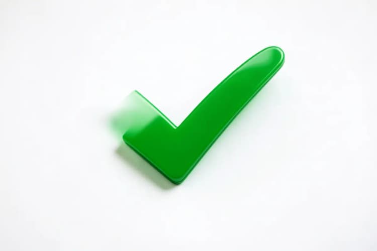 Símbolo de "check" verde sobre um fundo branco, indicando segurança.