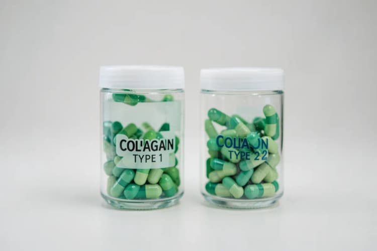 Cápsulas de colágeno tipo 1 e tipo 2 em recipientes separados, com um fundo desfocado.