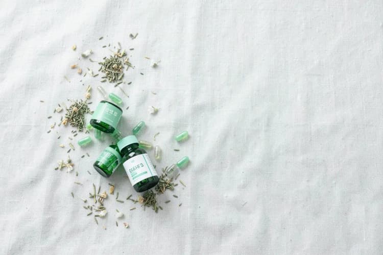 Uma composição de suplementos de colágeno com ingredientes naturais ao redor.