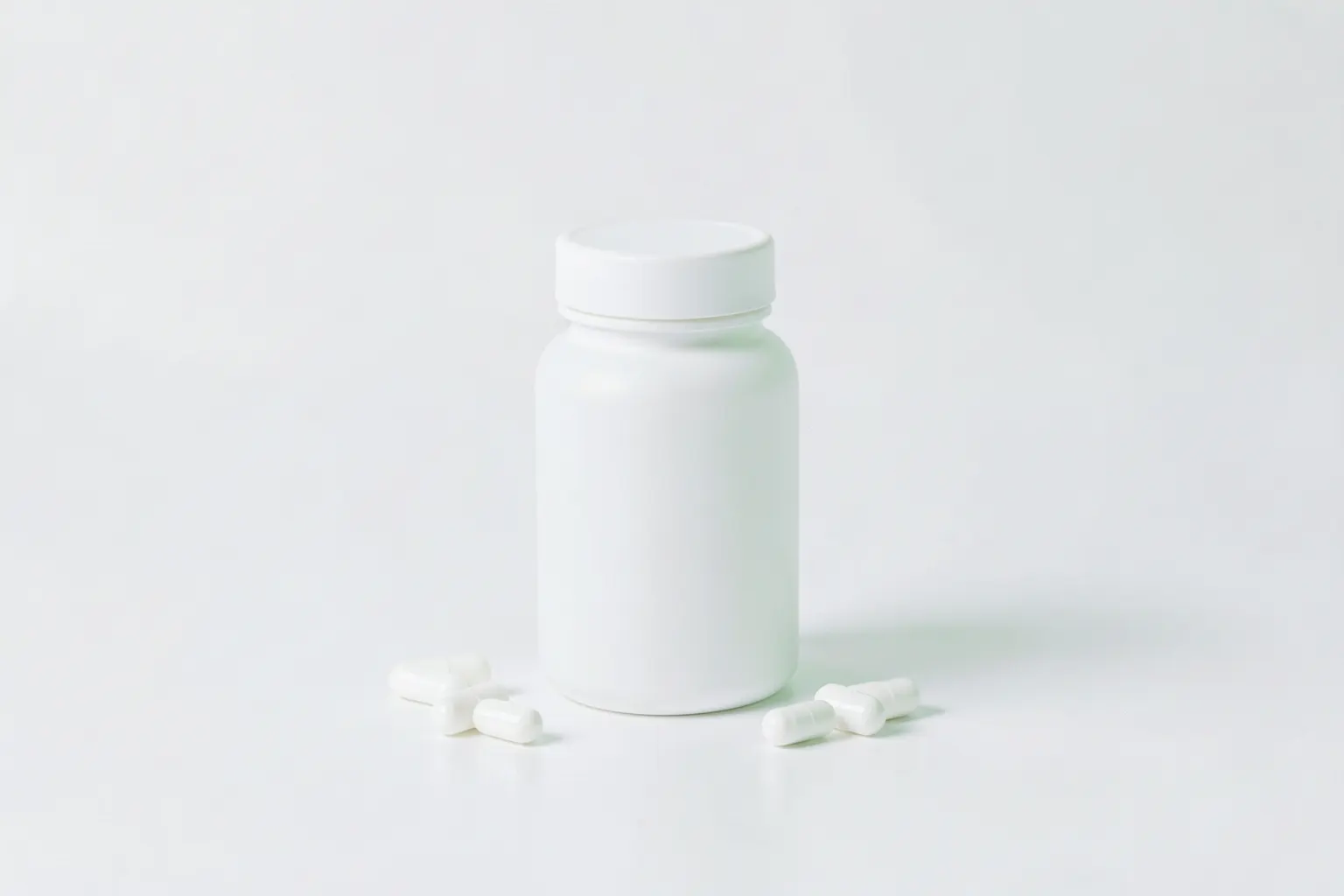 Frasco de suplemento de colágeno com cápsulas ao lado em fundo branco.