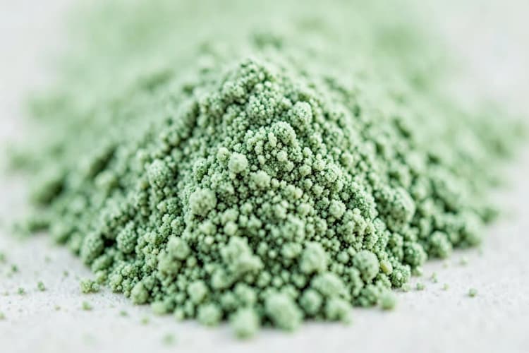 Grãos de peptídeos de colágeno Verisol em close-up extremo, mostrando a textura granular fina.