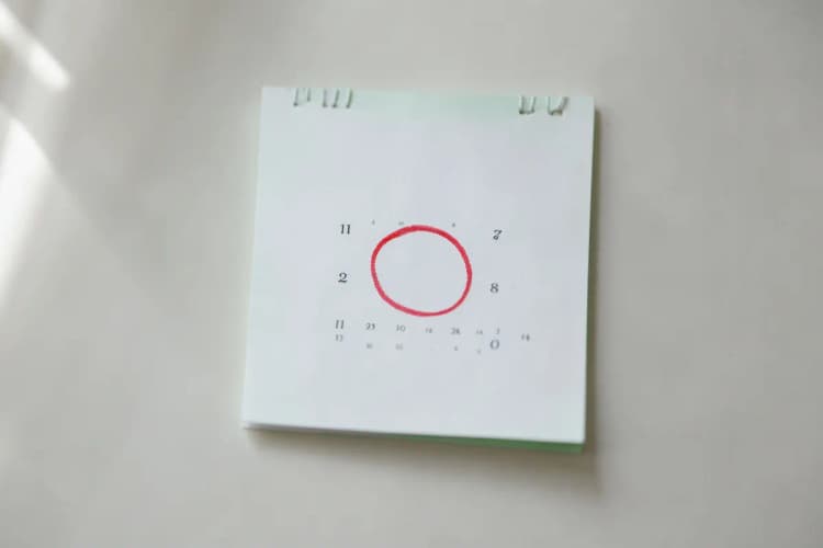 Um calendário com um dia marcado com um círculo vermelho, simbolizando a suplementação diária.