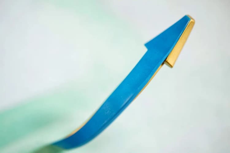 Um gráfico abstrato mostrando uma curva ascendente com tons de azul e dourado, simbolizando saúde e bem-estar.