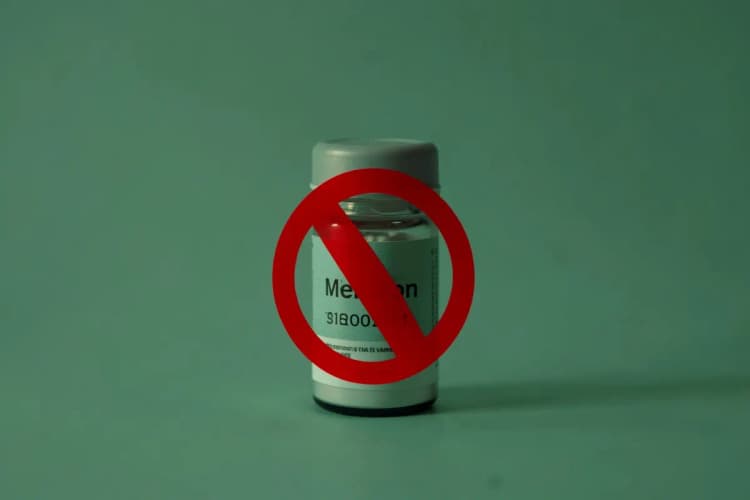 Um sinal de proibido sobreposto a um frasco de melatonina, indicando restrição de uso
