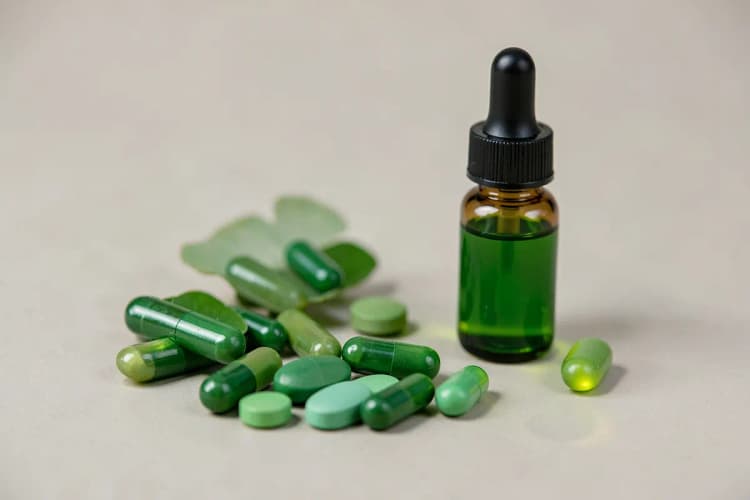 Diferentes formas de suplementos de Ginkgo Biloba: cápsulas, comprimidos e extrato líquido.