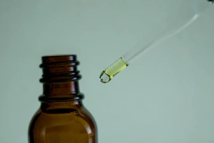 Um frasco de melatonina em gotas com o conta-gotas mostrando a dosagem de gotas.